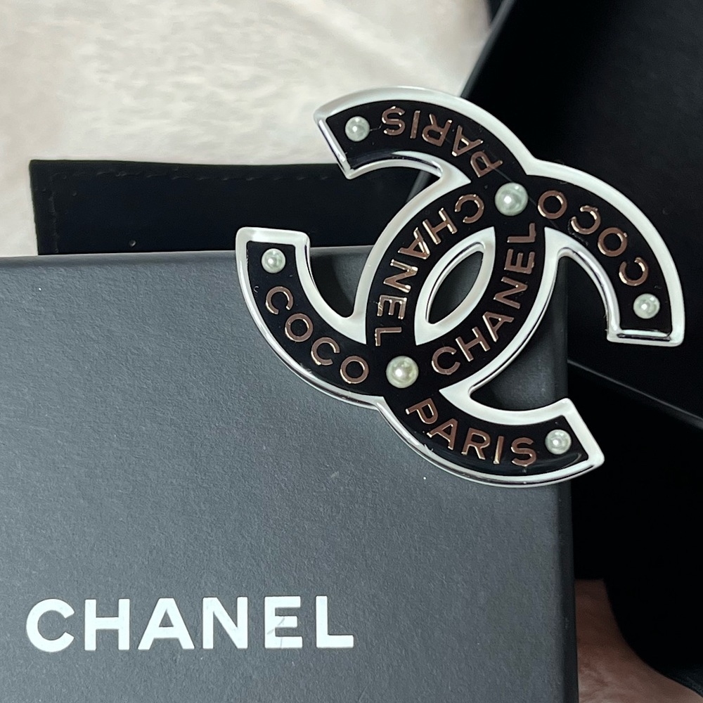 Authentic Chanel brooch 💕